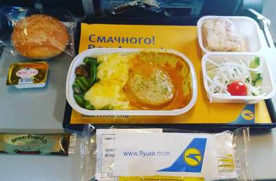 Eher enttäuschend fand Loukas auch das Essen bei Ukraine International Airlines.