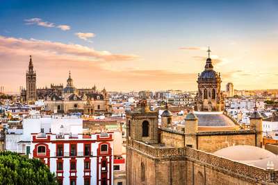 Ein Blick über die Dächer von Sevilla, der prachtvollen Hauptstadt Andalusiens. 
