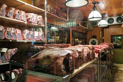 In «Gallaghers Steakhouse» kann man das Fleisch in der Kammer neben dem Eingang beim Reifen beobachten.