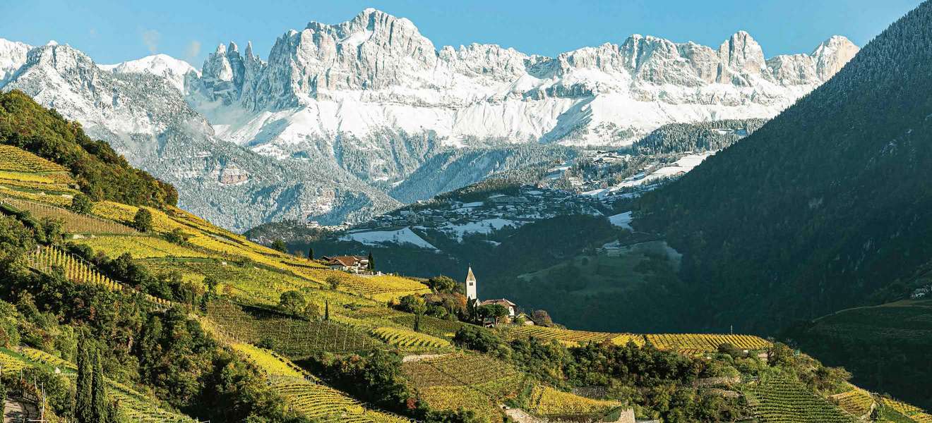 Steile Weinberge und Alpengipfel: Der grosse Unterschied zwischen Tages- und Nacht-temperaturen bringt Frische und Aromenreichtum in den Wein.