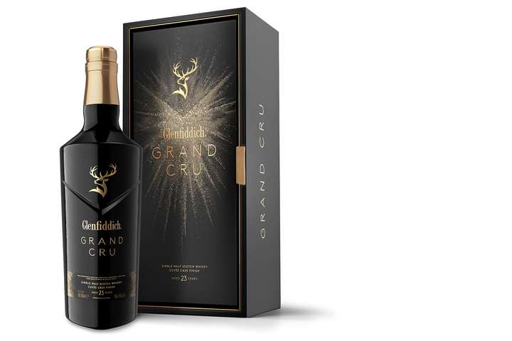 Die glänzend schwarze Glasflasche mit dem goldenen Aufdruck präsentiert sich im Feuerwerk-Design.