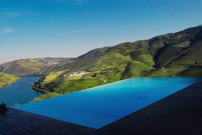 Der Infinity-Pool der Quinta do Crasto bietet einen wunderschönen Blick über das Douro-Tal.