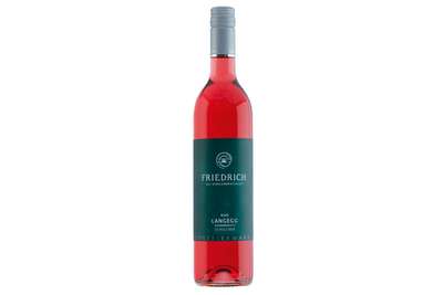 Lachsrosa Farbe, rotbeerige Frucht und eine rassige, lebendige Säurestruktur machen den Schilcher zur steirischen Wein-Ikone schlechthin.