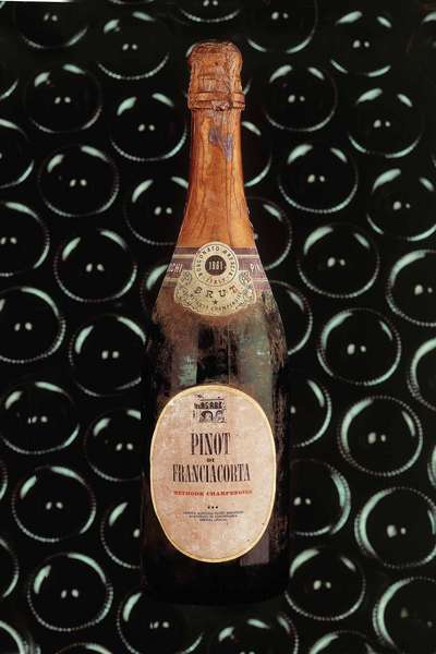 Eine der ersten Flaschen »Pinot di Franciacorta«, die in Jahr 1961 vom Weingut Berlucchi gefüllt wurden.