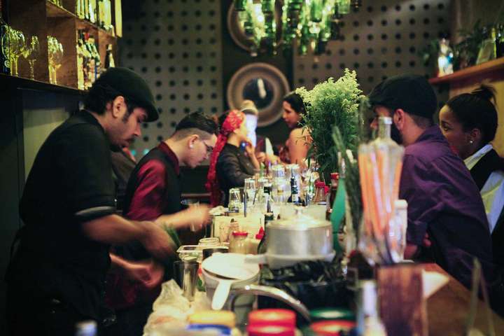 Kreative Drinks, Livemusik, pure Lebensfreude gibt es in Bars wie dem »Stuzzi«. / Foto: beigestellt