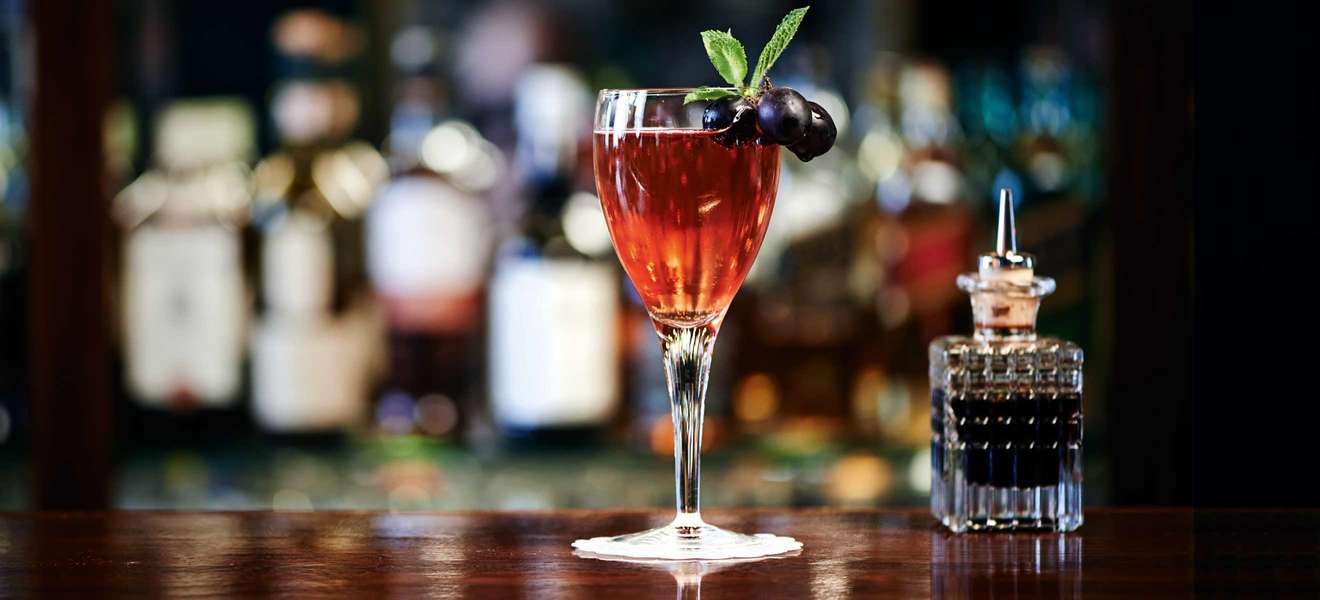 Die Barkeeper in der «Kronenhalle» kredenzen ihre Drinks mit Leidenschaft.