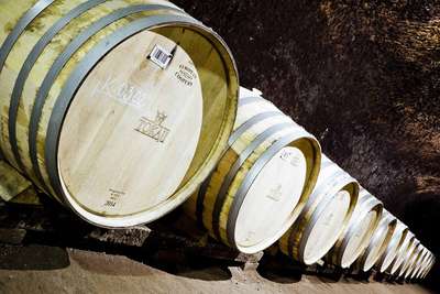 Die Weine aus Tokaj reifen meist in Eichenfässern, die ebenfalls vor Ort hergestellt werden. Berühmt sind die Süssweine der Region. 