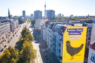 Im Rahmen ihrer «Better than»-Kampagne zeigt Palanted eine 100 Quadratmeter grosse Wandinstallation mit einem Huhn aus echten Pflanzen