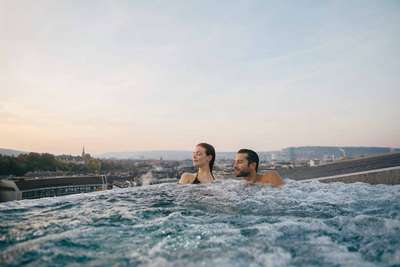 Auf dem Dach die Aussicht geniessen, unter Steingewölben baden: Thermalbad & Spa Zürich auf dem Hürlimann-Areal.