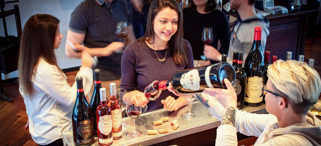 Die «Masi Wein Bar» bietet das perfekte Ambiente, um erlesene Weine zu verkosten.