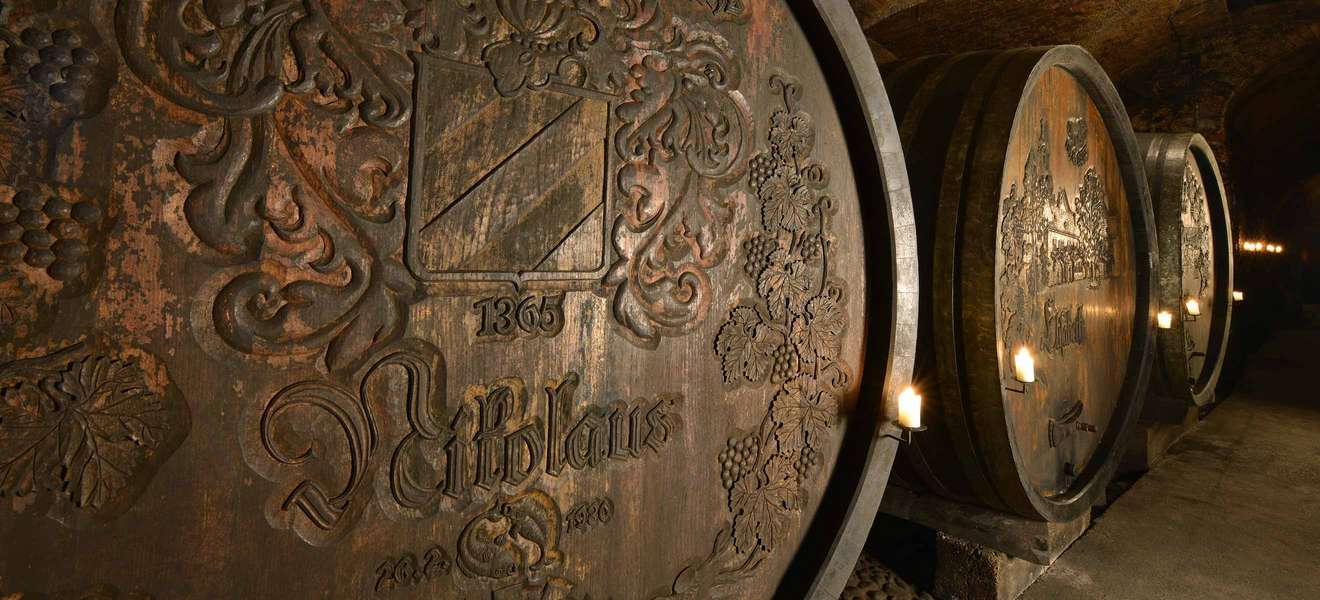 Das traditionelle grosse Holzfass – hier im Keller des Weinguts Nikolaihof – ist das ideale Gefäss für die lange Reifung.