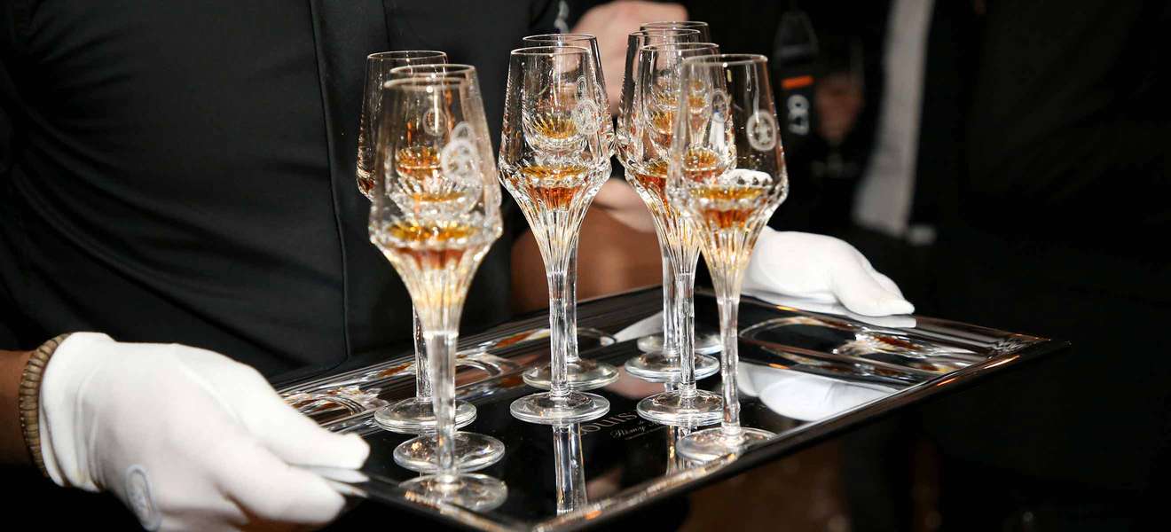Von wegen Altherrengetränk: Cognac erlebt gerade wieder einen Boom in der internationalen Barszene, ob pur oder mit feinsten Zutaten zu einem extravaganten Cocktail verarbeitet.