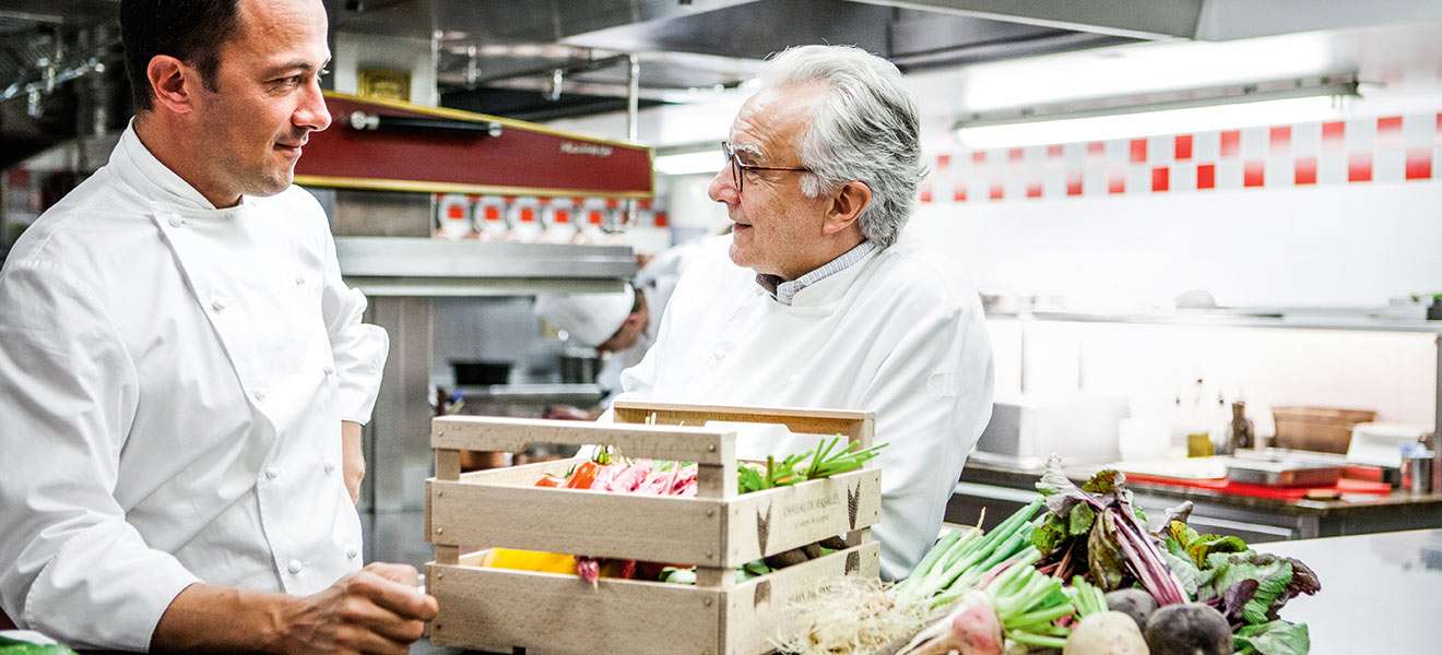 Romain Meder (Head Chef) und Alain Ducasse in der Küche des «Le Plaza Athénée».