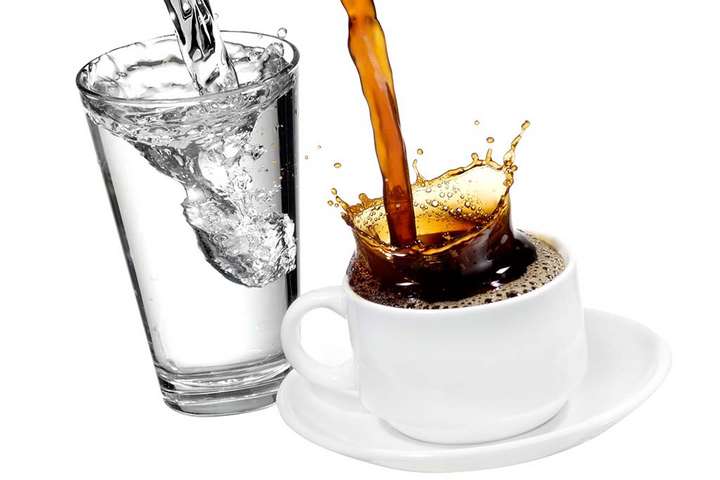 Kaffee und Wasser