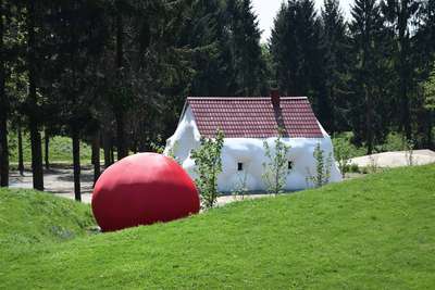 »Fat House«: Dieser Installation von Erwin Wurm sowie mehr als 70 weiteren fantastischen Kunstinstallationen begegnet man im Skulpturenpark.