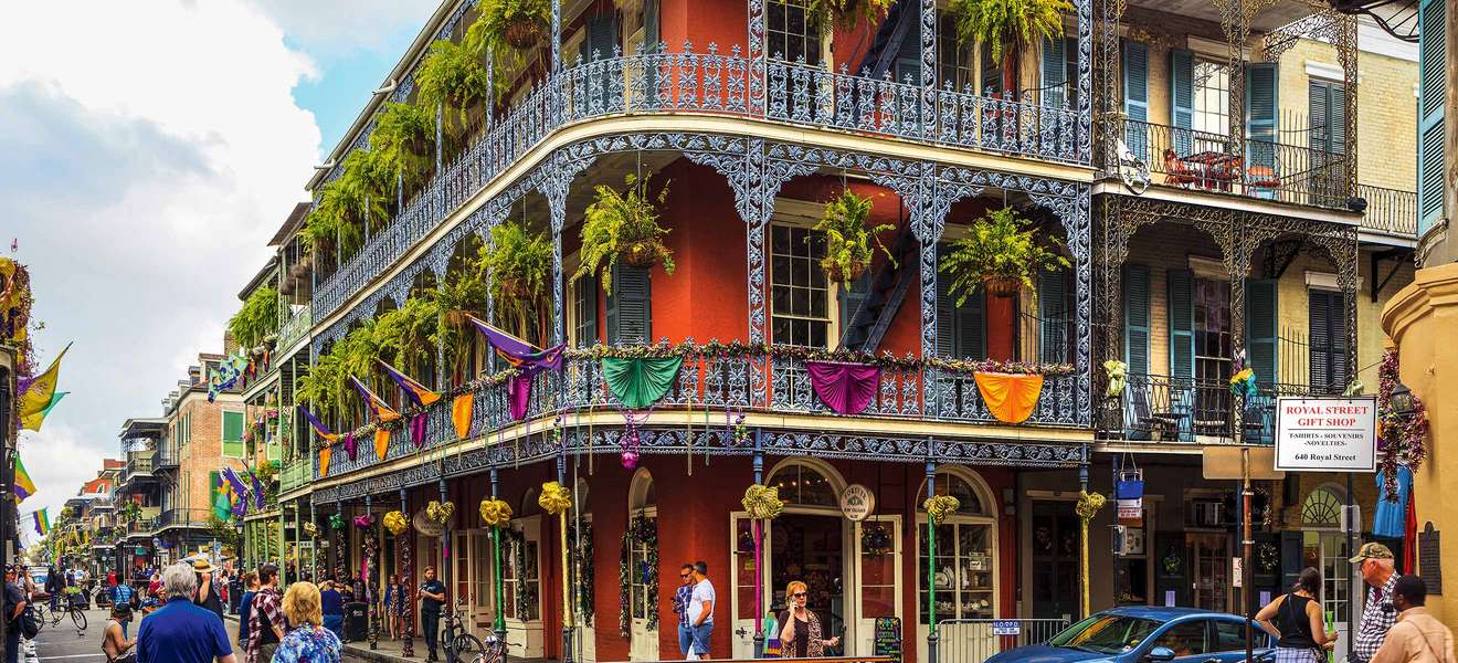 Bunt geschmückt und mit vielen Pflanzen: ein typisches Haus im French Quarter von New Orleans.