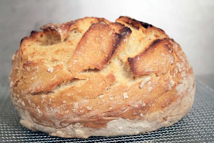 Das fertige Brot am besten auf einem Kuchengitter auskühlen lassen.