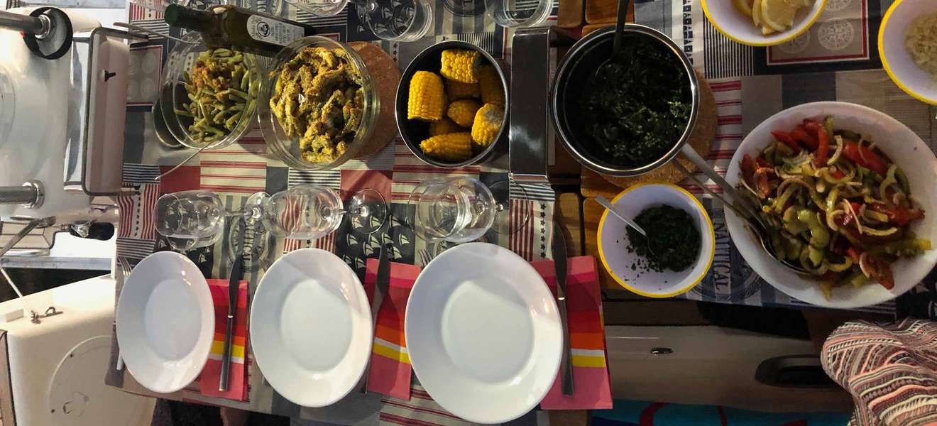 Sardellen mit Fisolensalat, Mais und Mangold