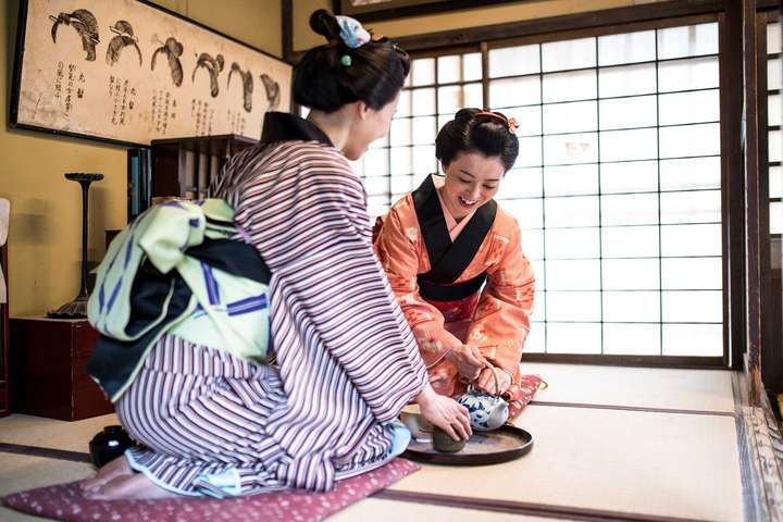 In typischen Lokalen tragen die Gastgeberinnen nach wie vor Kimono und begrüßen die Gäste auf den Knien.