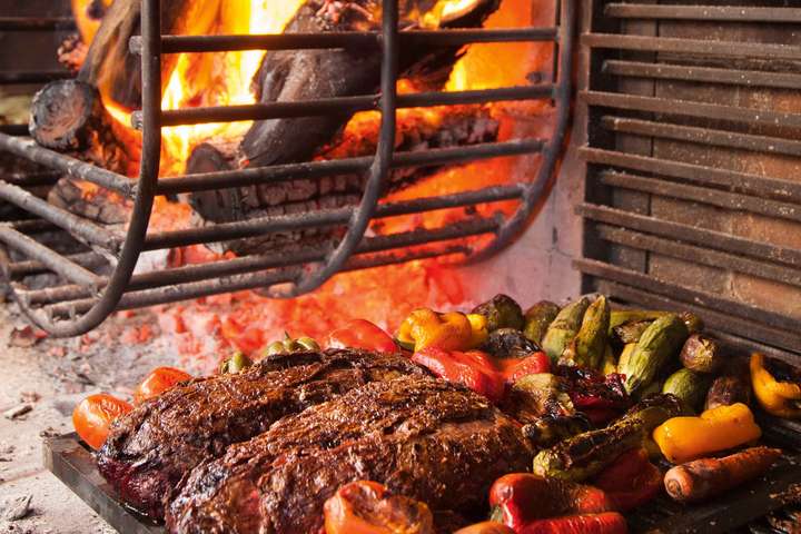 Saftige Steaks am Grill im  «Siete Fuegos» in Mendoza.