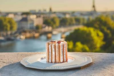 Belohnung für den langen Spaziergang: ein feines Dessert in der Brasserie »Le Tout-Paris«.