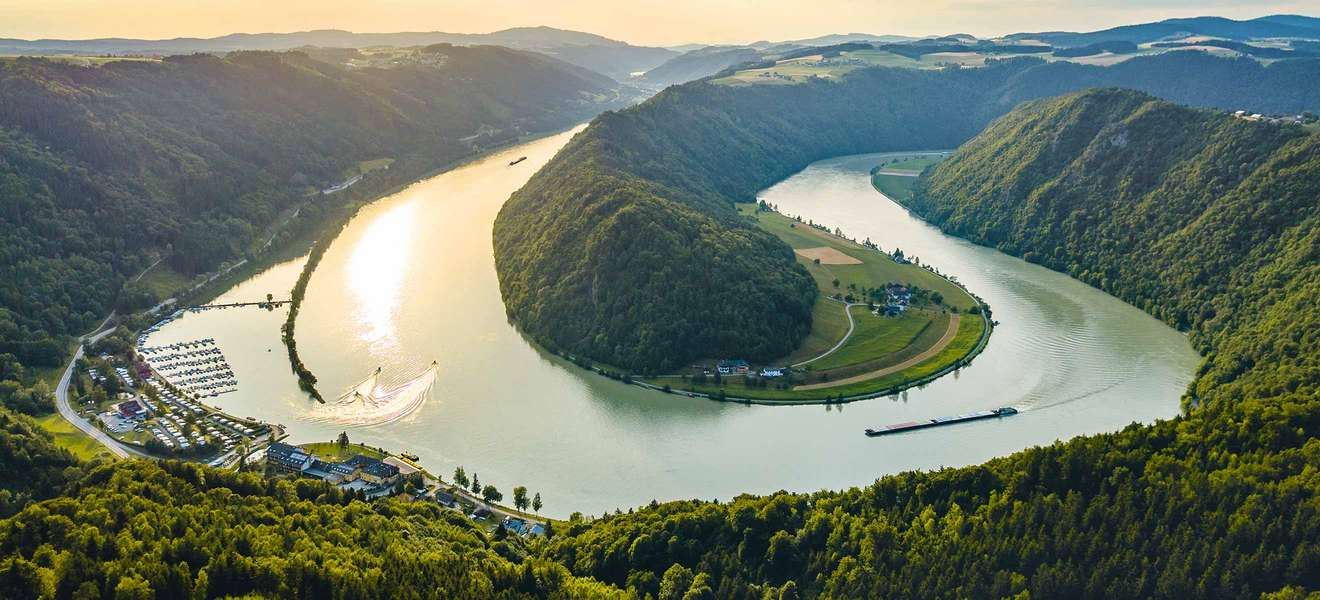 Naturhighlight: die Donauschlinge in Schlögen auf halbem Weg zwischen Passau und Linz in Oberösterreich.