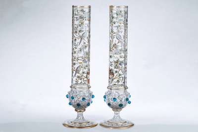 1881: Glas mit arabesken Ornamenten
