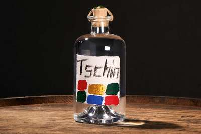 Hinter dem Namen «Tschin» verbirgt sich ein Schweizer Gin, der durchaus seine Besonderheiten hat.