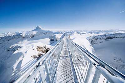 Der «Peak Walk by Tissot» verbindet zwei Berggipfel. Ein Besuch des «Glacier 3000» lohnt sich auch wegen dem «Restaurant Botta» im Hintergrund – entworfen vom gleichnamigen Schweizer Stararchitekten.