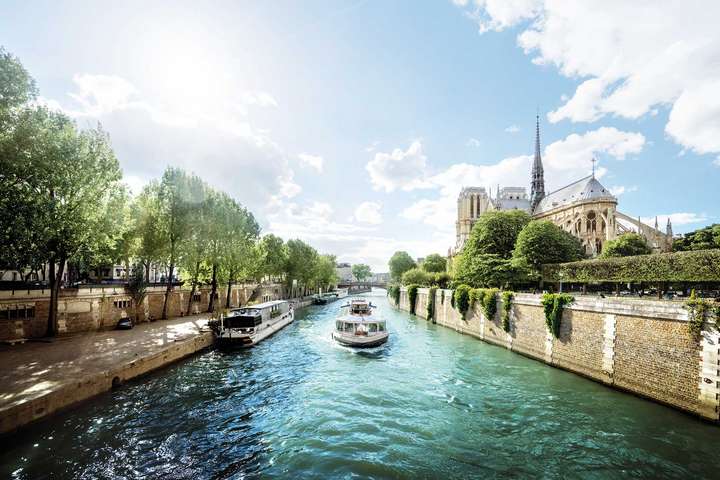 Die Seine-Promenade mit Notre-Dame im Hintergrund. / © Shutterstock