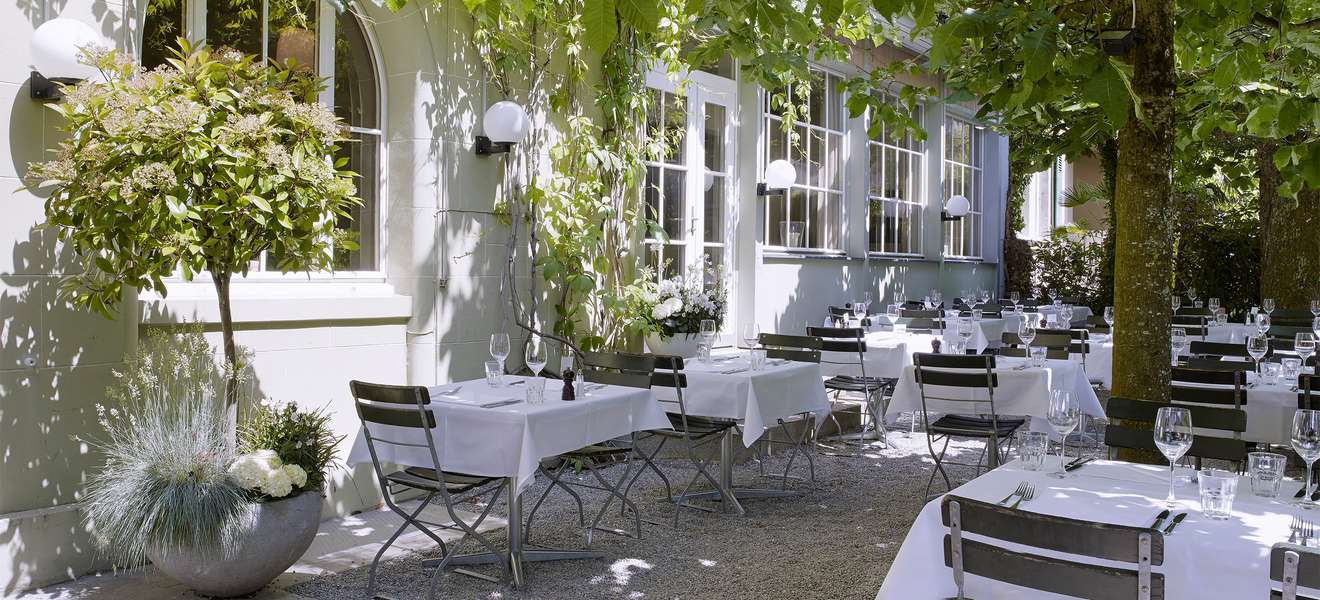Im «Obstberg Garten» geniesst man bei schönem Wetter französische Brasserie-Klassiker.