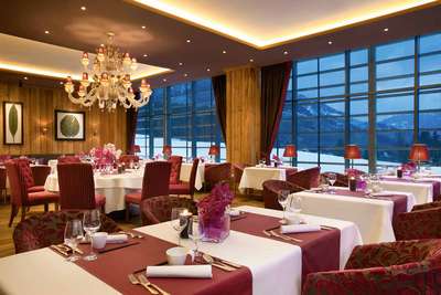 Das hoteleigene Gourmet-Restaurant »Sra Bua« im Hotel »Kempinski« bietet alpinen Flair und exklusive Haute Cuisine.