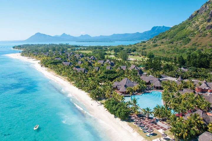 Hier landen die Bälle ab und zu gerne im Sand: Sonne, Strand und Golf auf Mauritius.