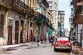 Oldtimer und bröckelnde Fassaden aus den 1950er-Jahren: das »originale«, alte Havanna. / © Shutterstock