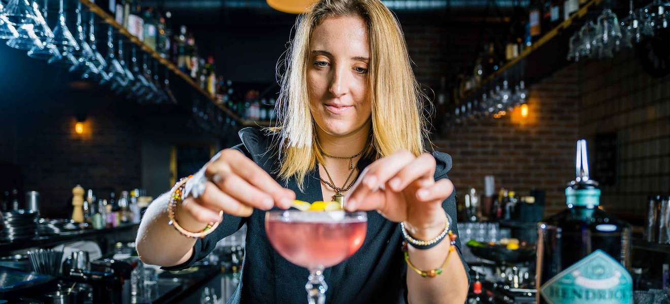 Lina Brunner von der Zürcher «Brick Bar» – eine der ausgewählten Bars in der Hendrick’s Orbium Gin exklusiv serviert wird.