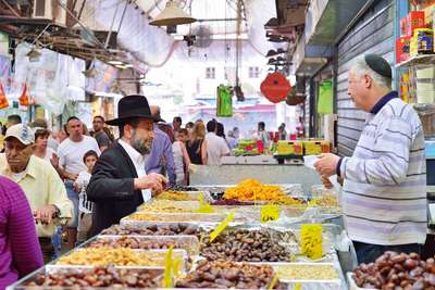 Am Tag werden auf dem Mahane-Yehuda-Markt lokale Erzeugnisse angeboten, am Abend kommen diese im »Machneyuda« auf die Teller (siehe nächstes Foto).