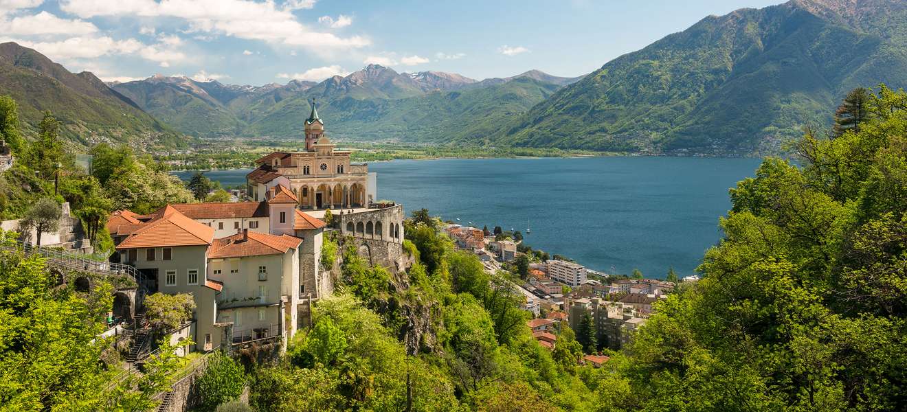 Im Herzen des Sopraceneri: Blick von Madonna del Sasso auf den Lago Maggiore.